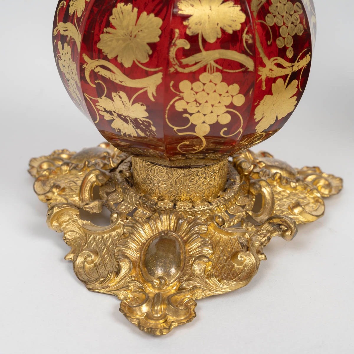 Paire d'aiguières en cristal de Bohême et laiton repoussé – fin du XIXe siècle — 10