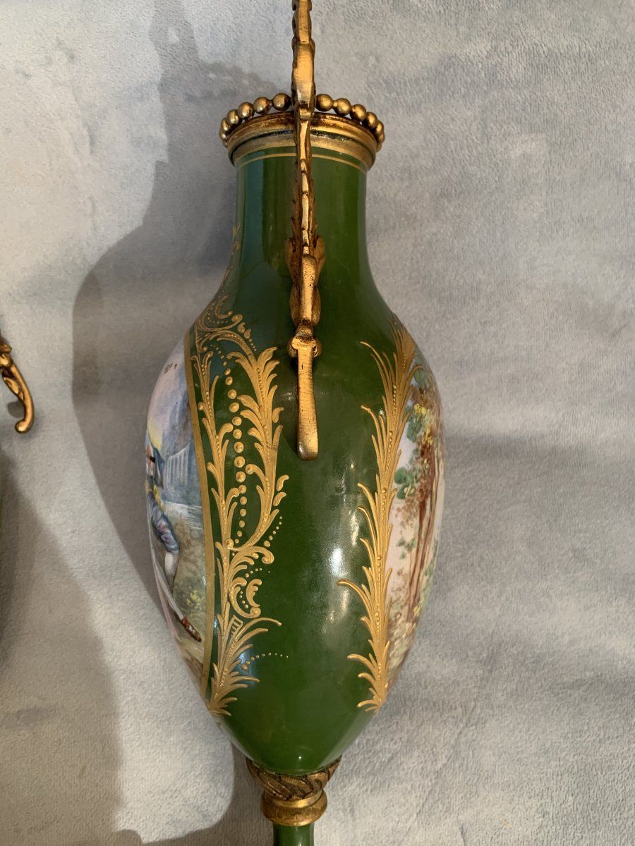 Paire de vases en porcelaine de Sèvres à décor de scènes galantes, époque Napoléon III — 11