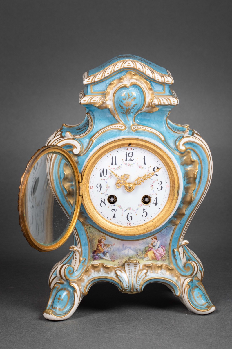 Une pendule en porcelaine de style Louis XV, fin du XIXe siècle — 9