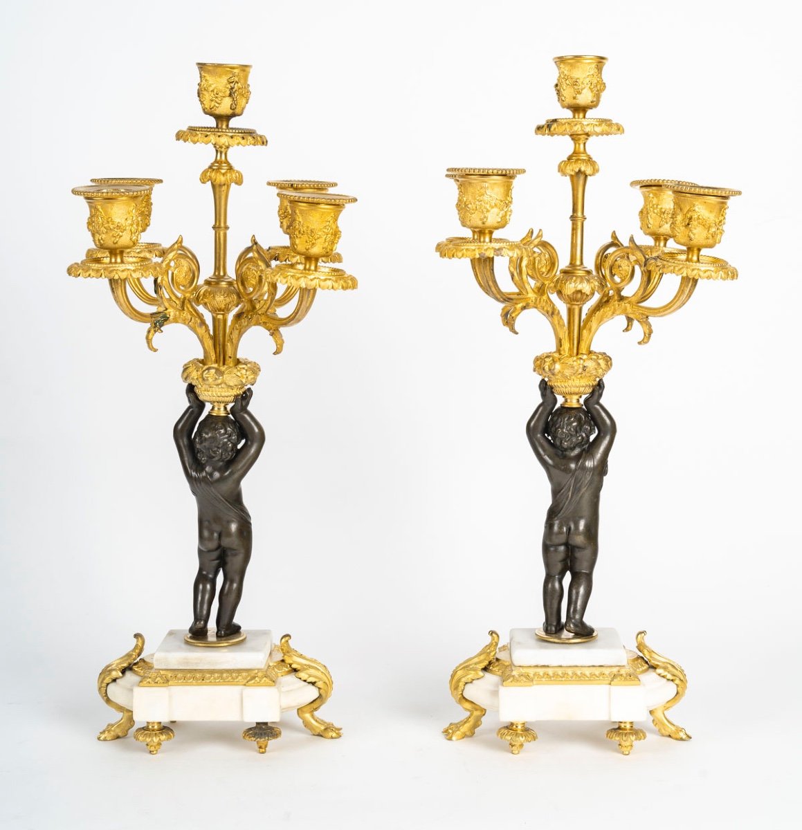 Une Garniture en bronze doré et marbre blanc, XIXe siècle — 5