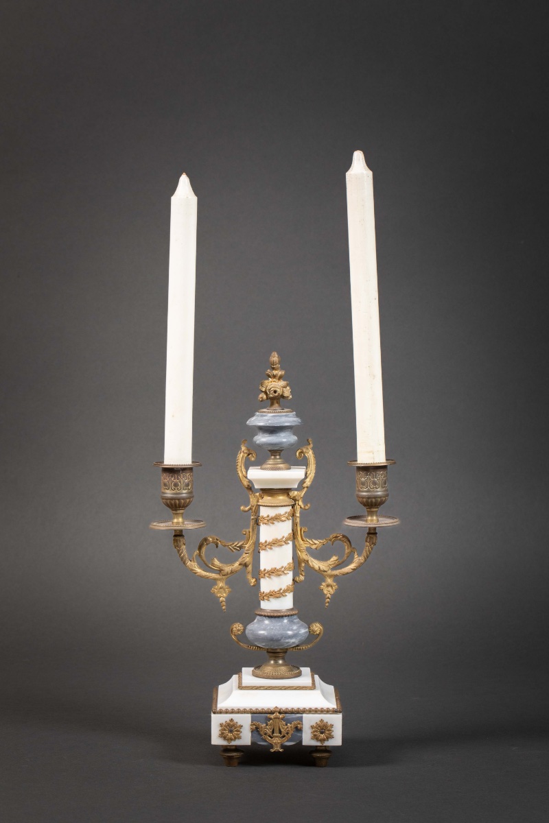 Une garniture de cheminée en marbre blanc et bleu turquin, fin du XIXe siècle — 8