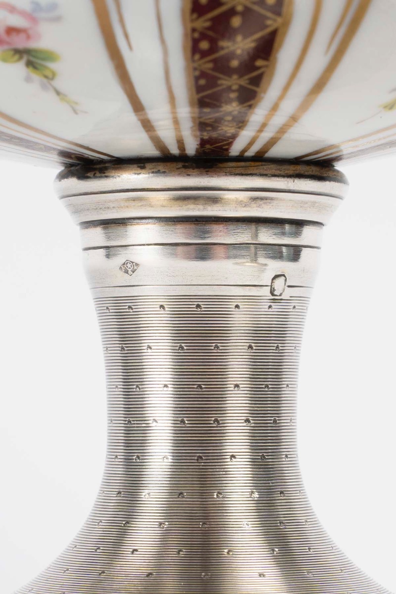Une bonbonnière en porcelaine et argent massif, fin du XIXe siècle — 12