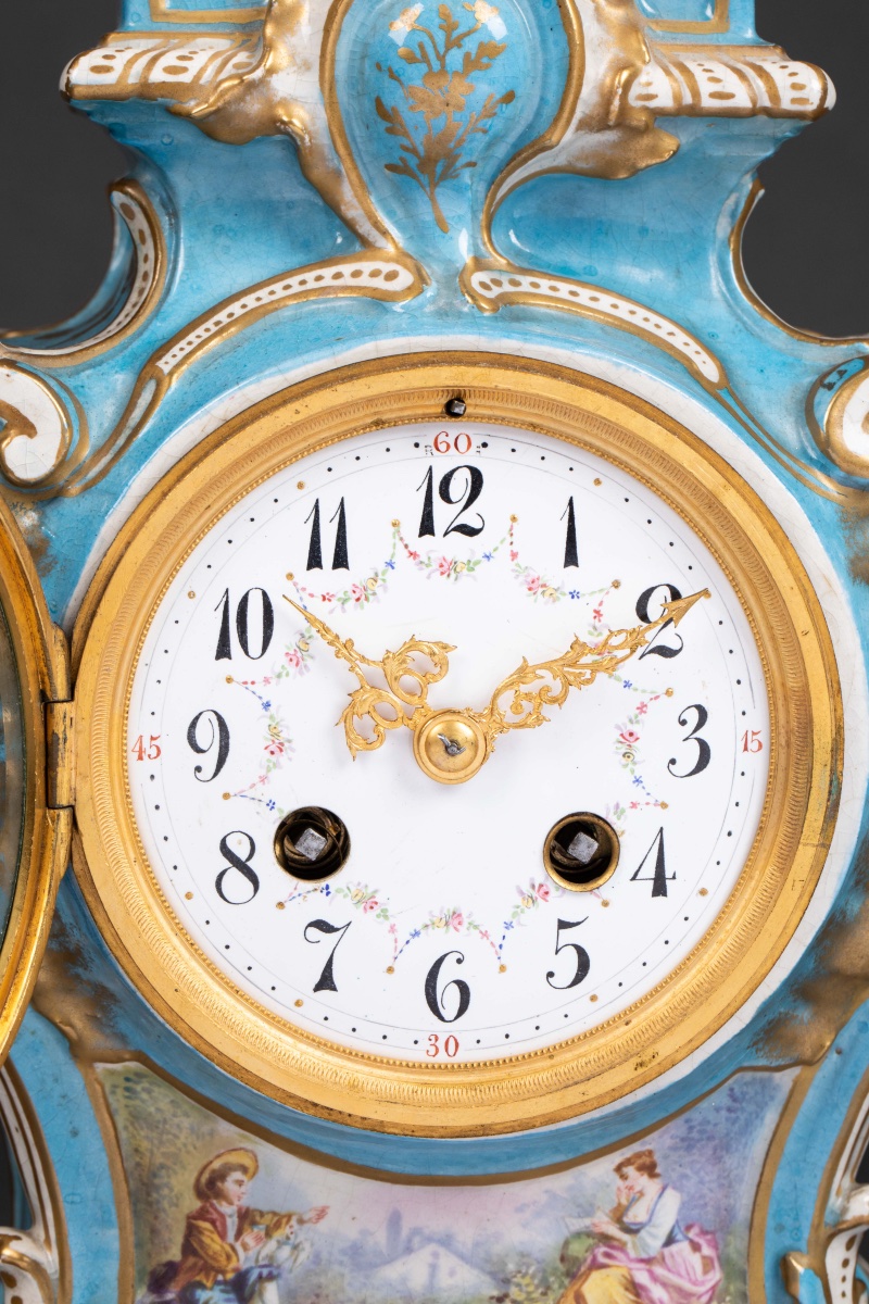 Une pendule en porcelaine de style Louis XV, fin du XIXe siècle — 10