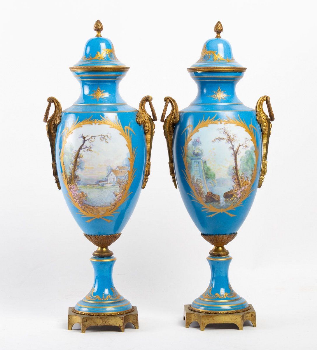 Une paire de vases en porcelaine de style Sèvres fin du XIXe siècle — 5