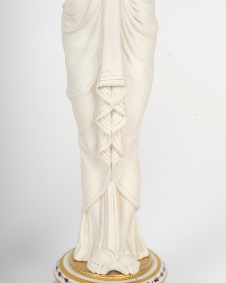 Une paire de bougeoirs en porcelaine de Sèvres et biscuit, XIXe siècle — 9