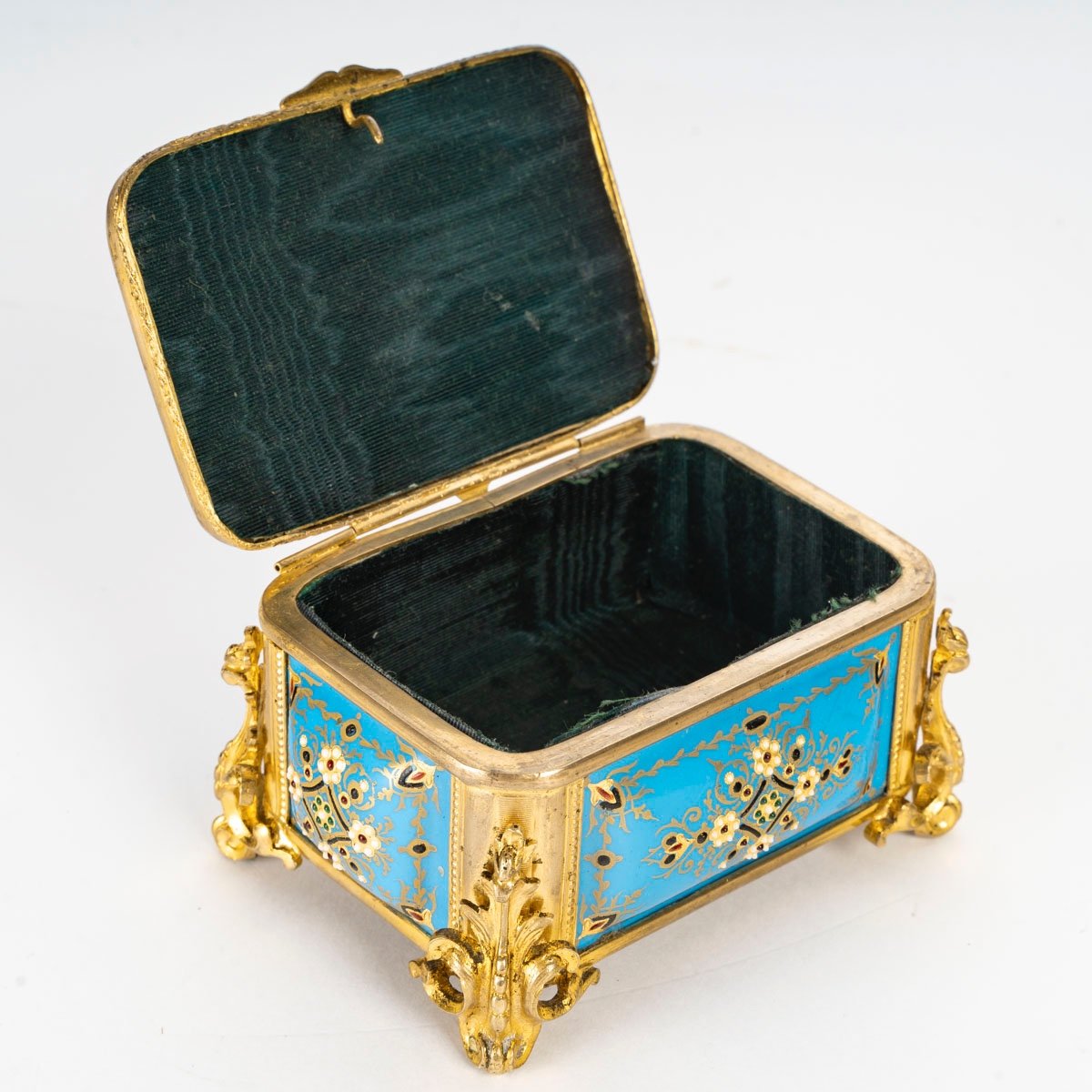 Un coffret à bijoux en bronze doré et émail, fin du XIXe siècle — 4