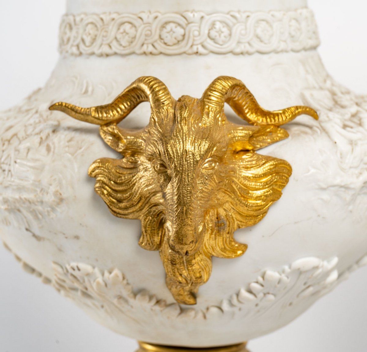 Une paire de vases en porcelaine de biscuit, fin du XIXe siècle — 23
