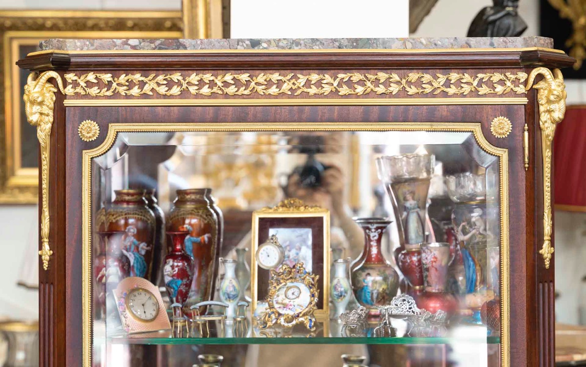 Une vitrine en acajou de style Louis XVI, fin du XIXe siècle — 6