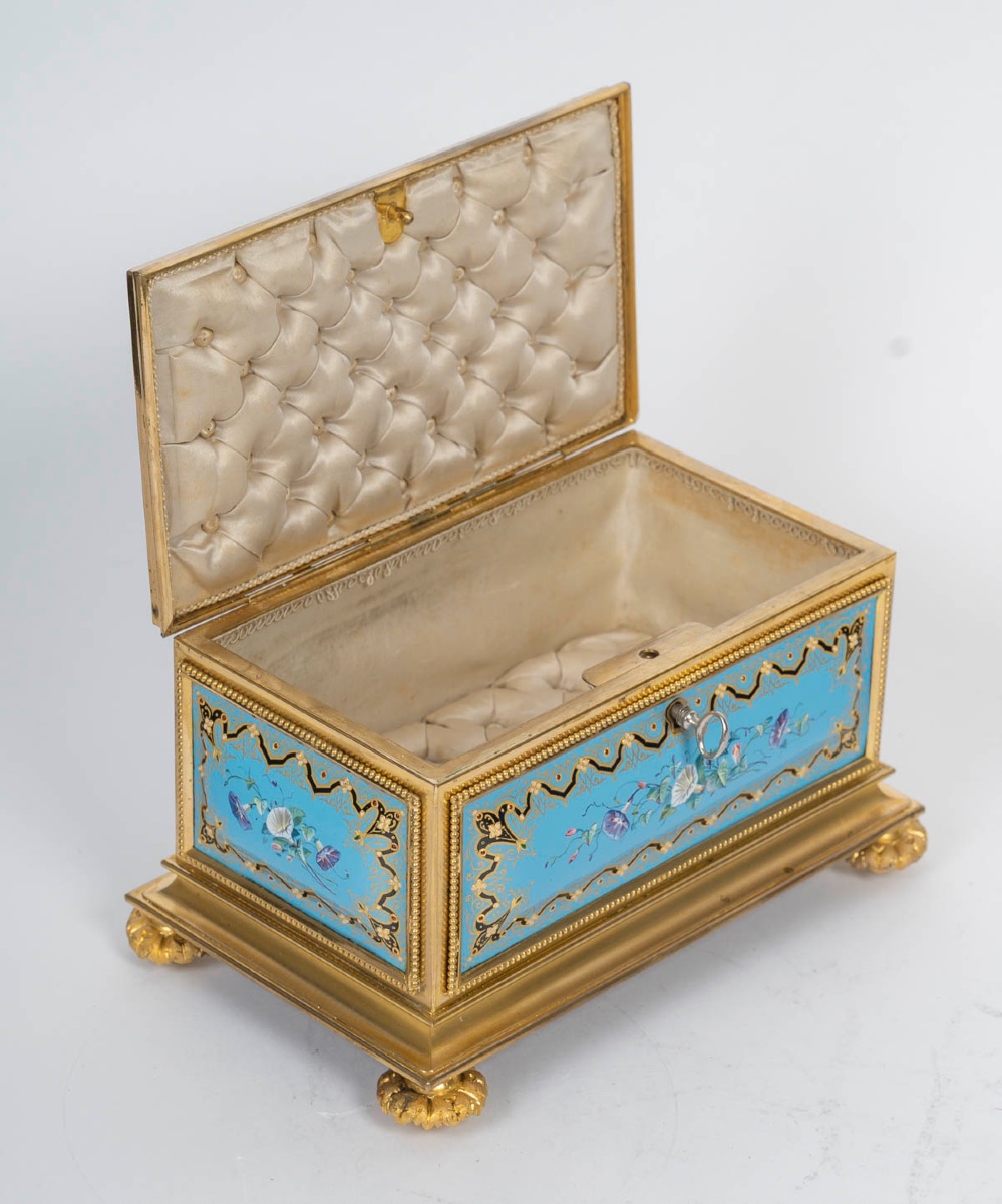 Un coffret à bijoux en bronze doré et émail, fin du XIXe siècle — 6