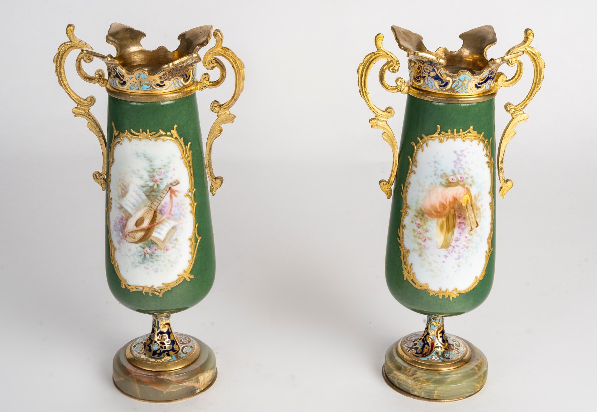 Une paire de vases en porcelaine et bronze cloisonné, fin du XIXe siècle — 17