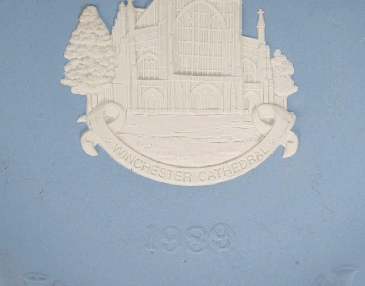 Wedgwood – Plat commémoratif de Noël 1989 en jasperware bleu — 9