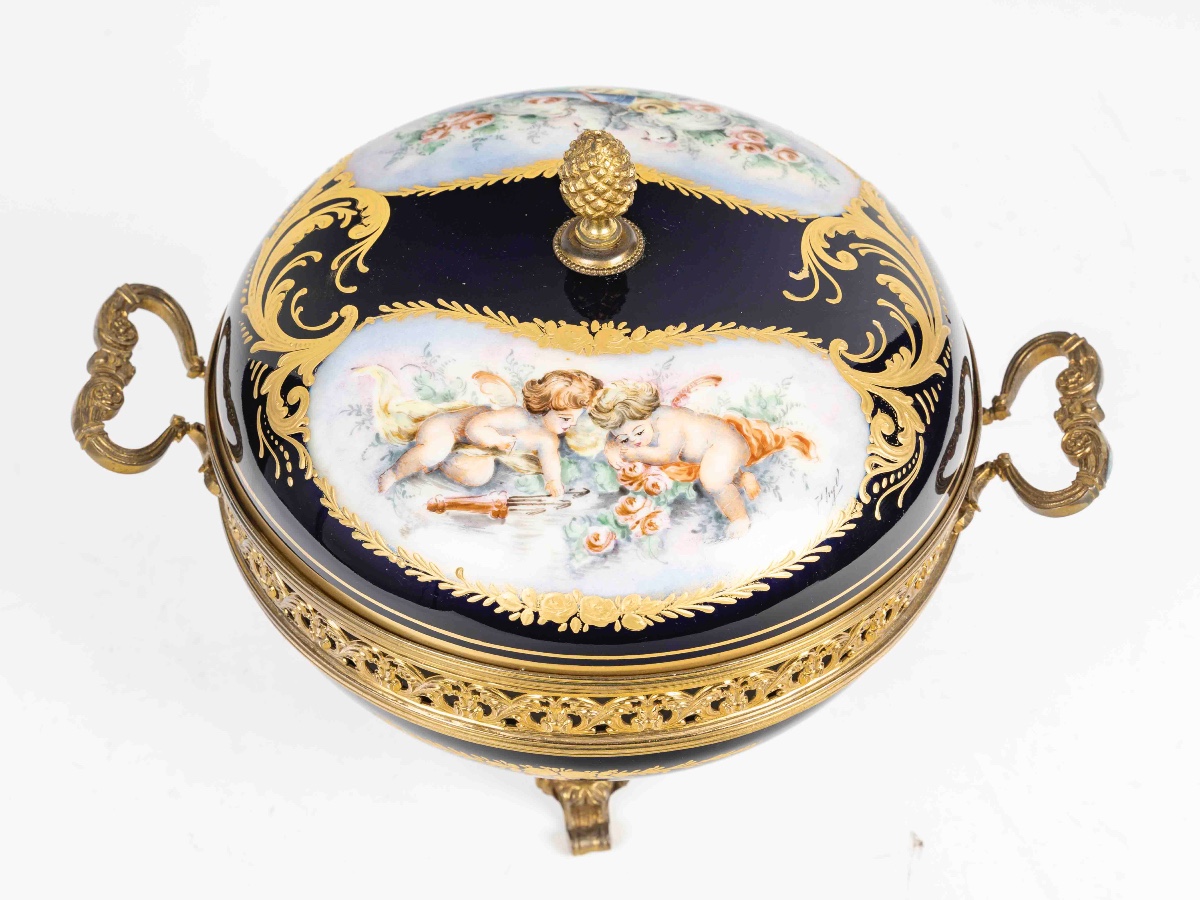 Une bonbonnière en porcelaine de style Sèvres, début du XIXe siècle — 4