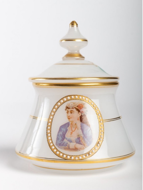 Service de nuit en opaline blanche à portraits féminins, époque Napoléon III, fin du XIXe siècle — 4