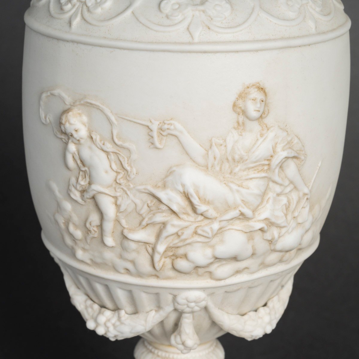 Une paire de vases en porcelaine de biscuit, fin du XIXe siècle — 21