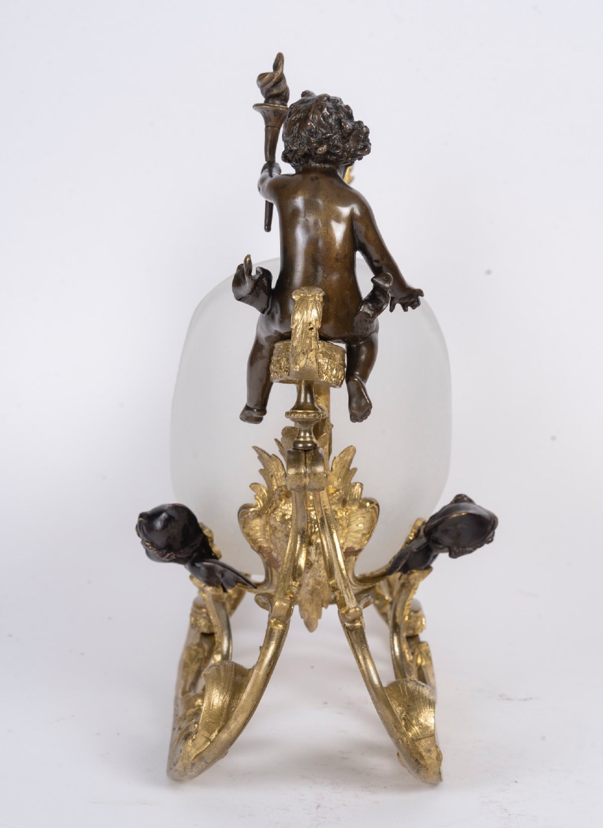 Une caleche en bronze et verre opalescent, fin du XIXe siècle — 12