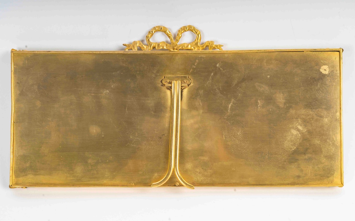 Un cadre photo en bronze doré de style Louis XVI, fin du XIXe siècle — 13