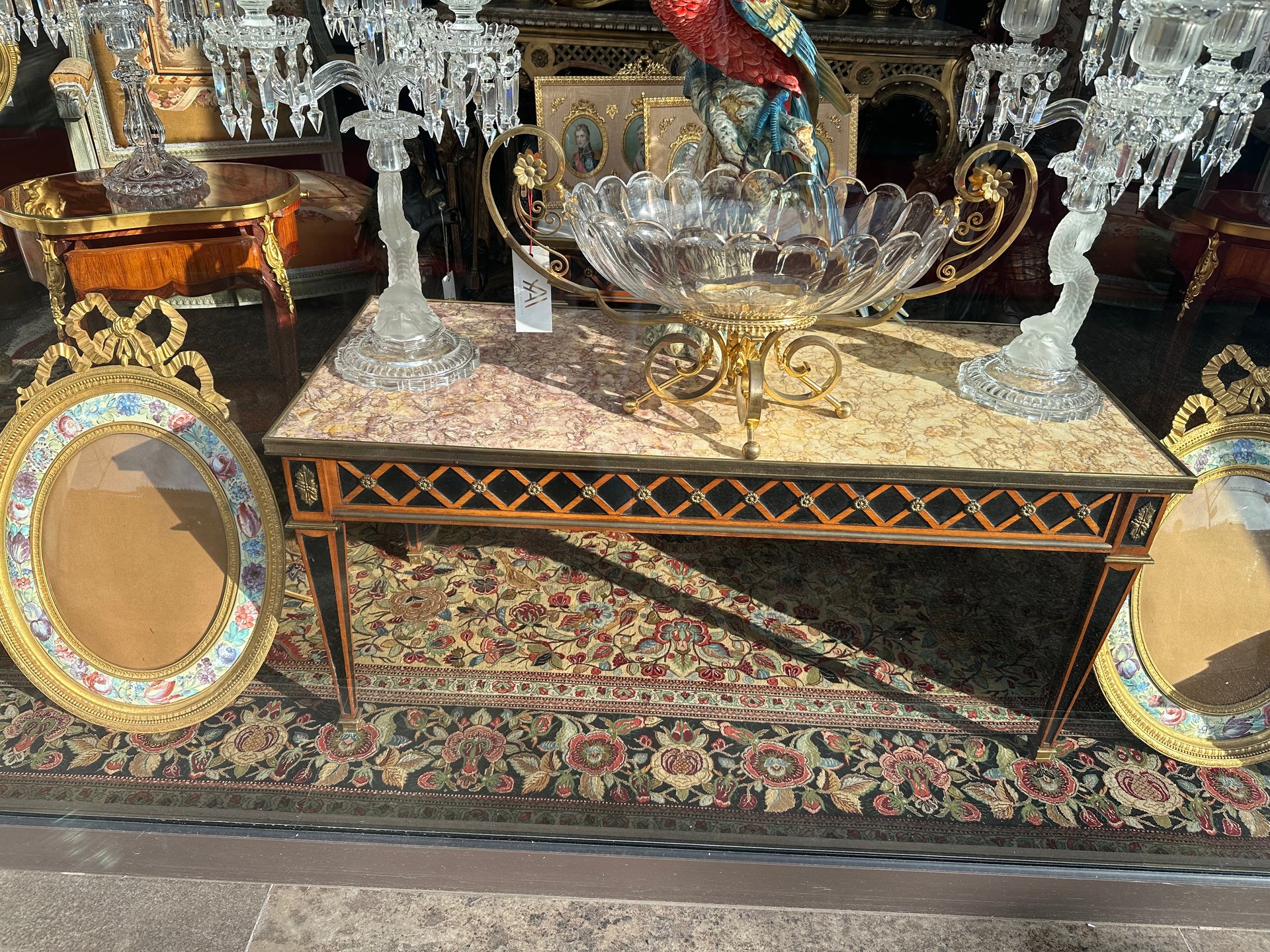 Une table basse de style Louis XVI, début du XXe siècle — 3