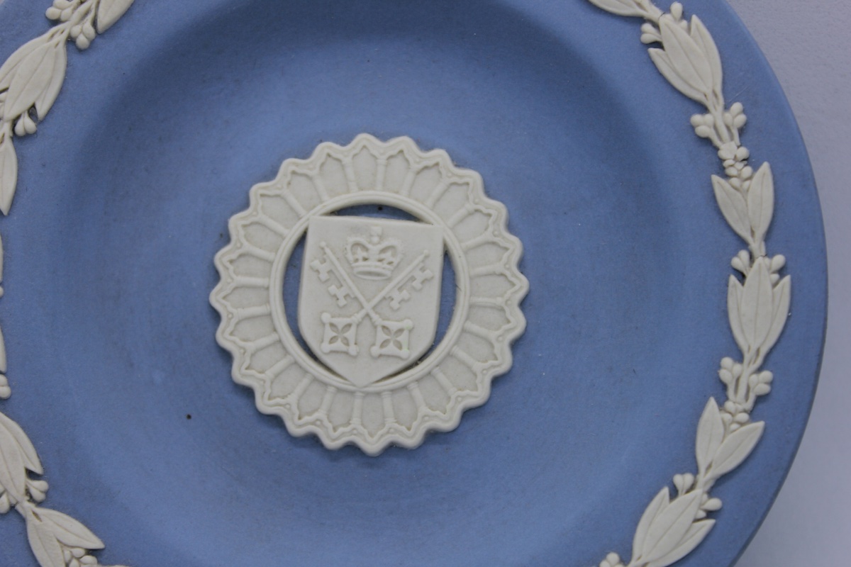 Coupe commémorative Wedgwood Jasperware — York Minster, 500e anniversaire — 4