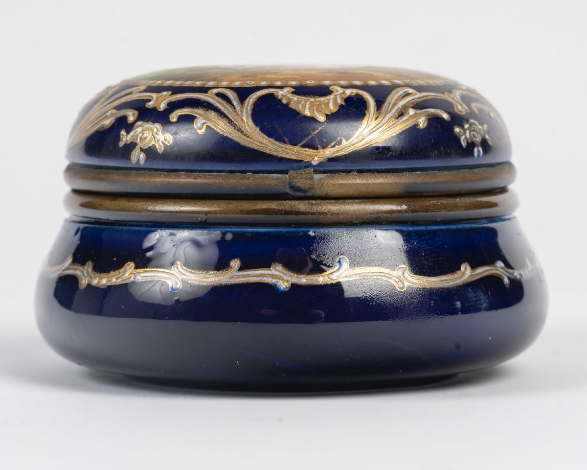 Une miniature boîte à bijoux, en porcelaine de style Sèvres, fin du XIXe siècle — 6