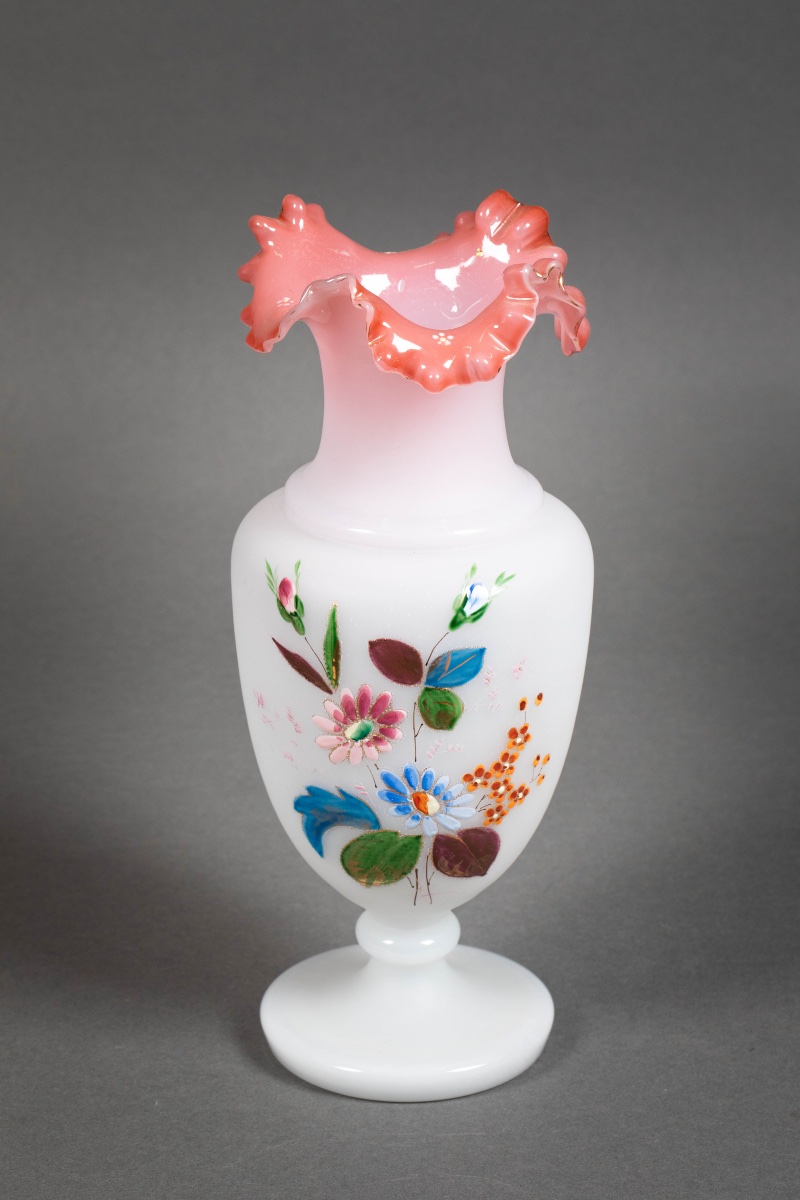 Une paire de vases en opaline, début du XXe siècle — 5