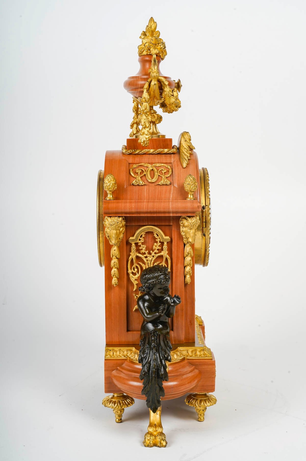 Un pendule en bronze doré et marbre rose fin du XIXe siècle — 6