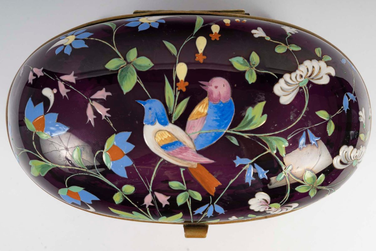 Boîte ovale en verre moulé améthyste à décor émaillé polychrome, art nouveau, vers 1900 — 3