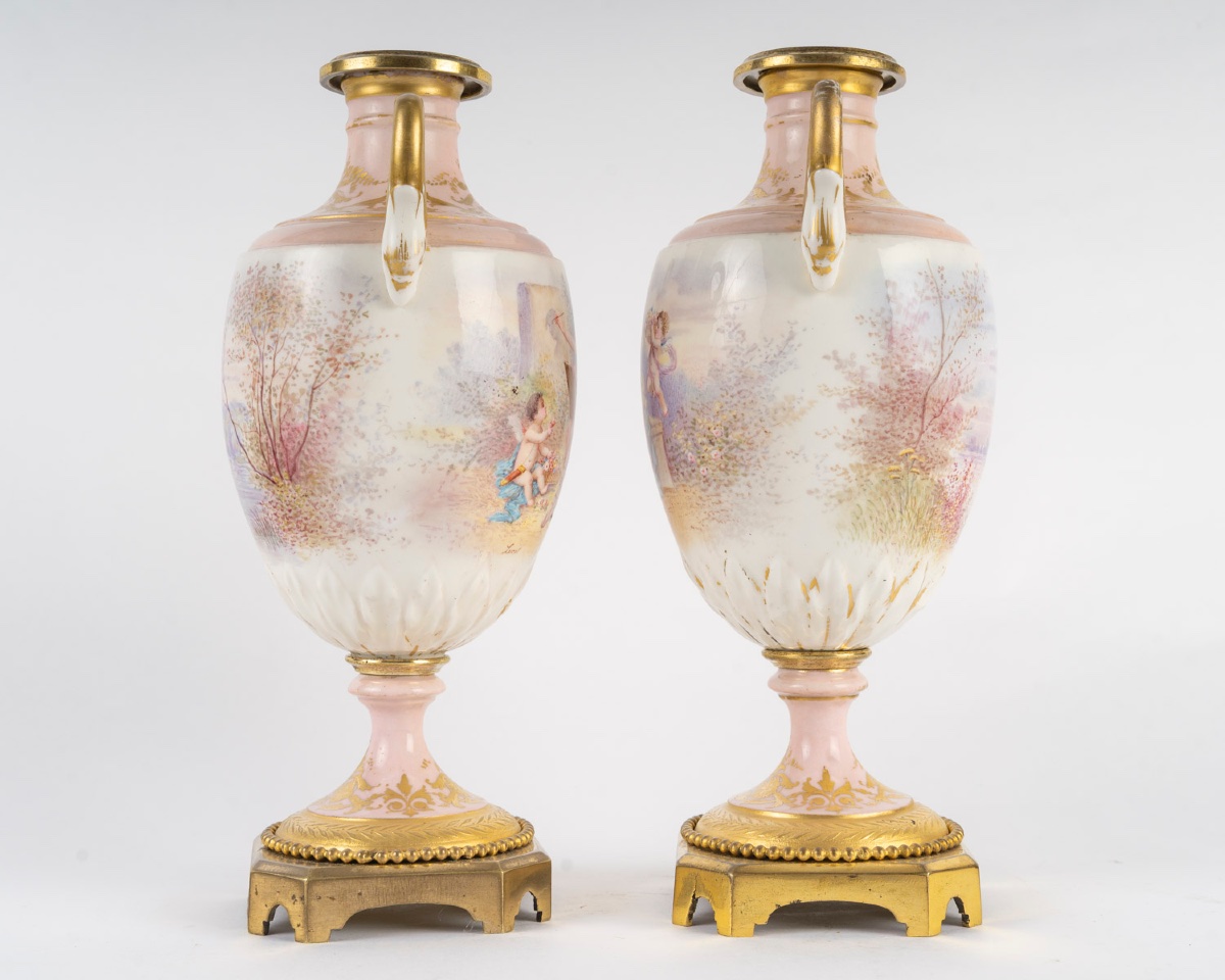 Paire de vases en porcelaine polychrome à décor peint à la main, style Sèvres – fin du XIXe siècle — 10