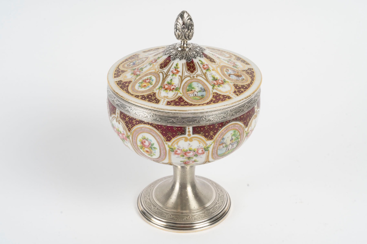 Une bonbonnière en porcelaine et argent massif, fin du XIXe siècle — 4