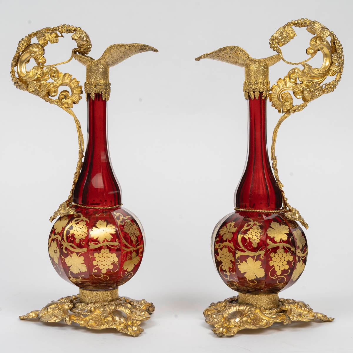 Paire d'aiguières en cristal de Bohême et laiton repoussé – fin du XIXe siècle — 2