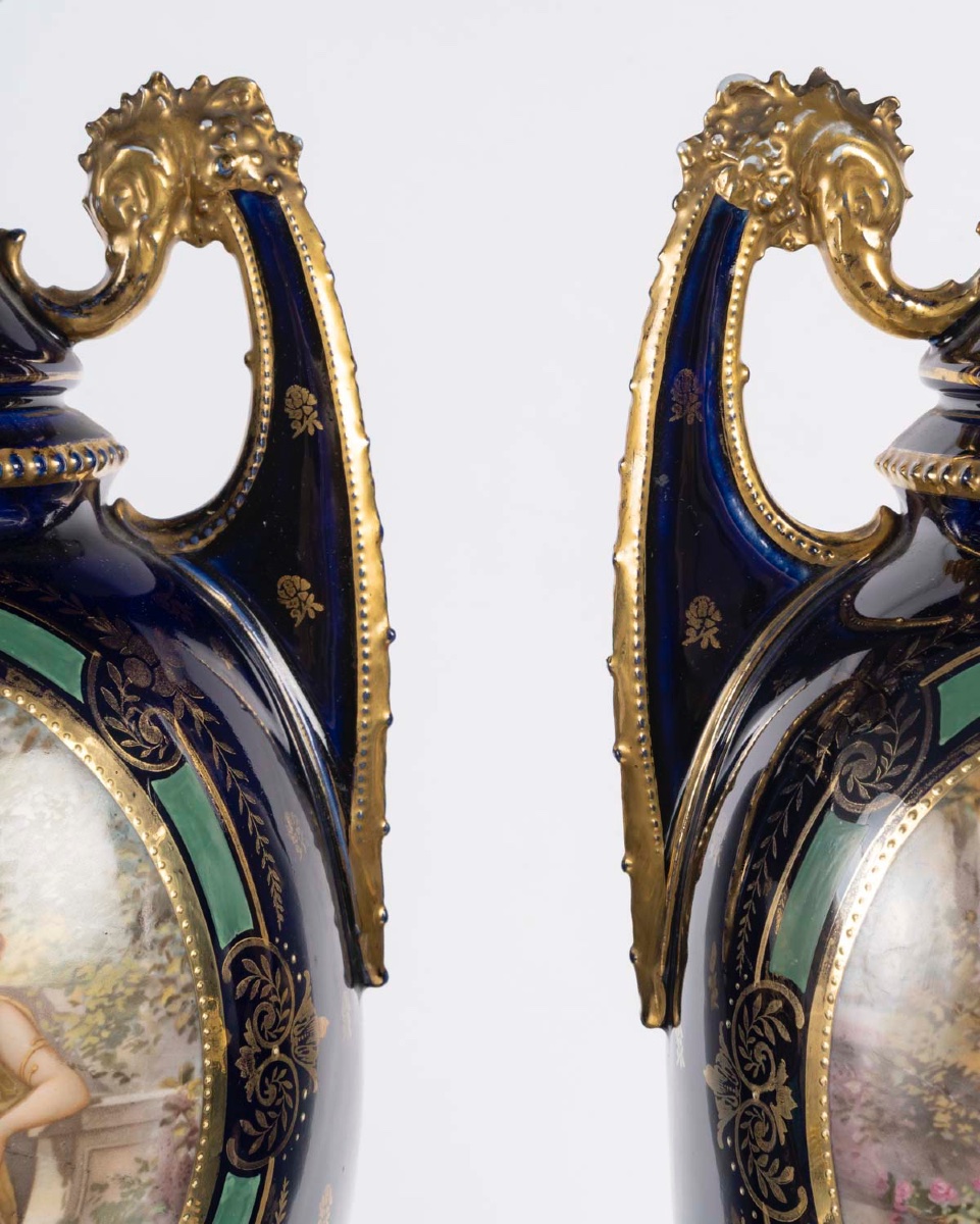 Paire de grands vases couverts en porcelaine de Royal Vienna, époque Napoléon III — 3