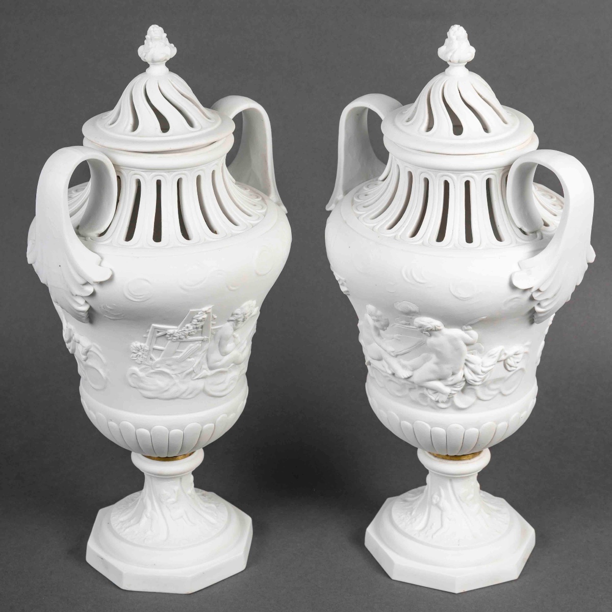 Une paire de vases en biscuit de Sèvres, fin du XIXe siècle — 3