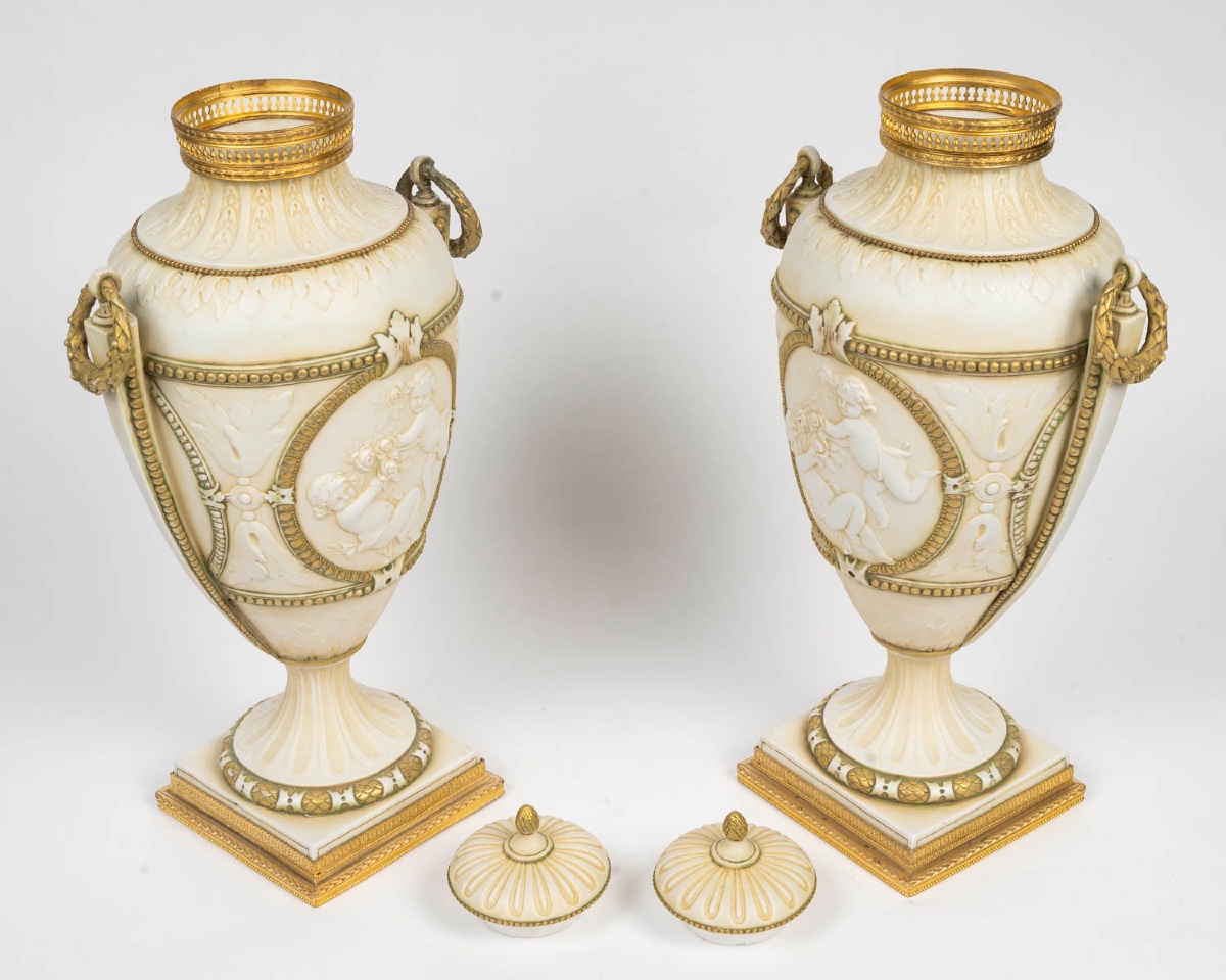 Paire de vases en porcelaine biscuit – Manufacture Müller – style Louis XVI, fin du XIXe siècle — 5
