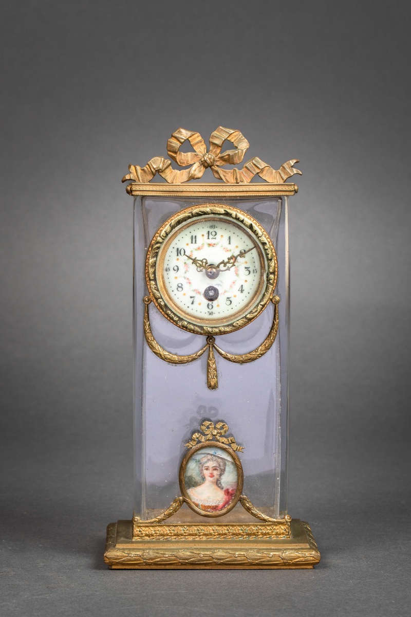 Une garniture de cheminée en cristal et bronze doré, fin du XIXe siècle — 4