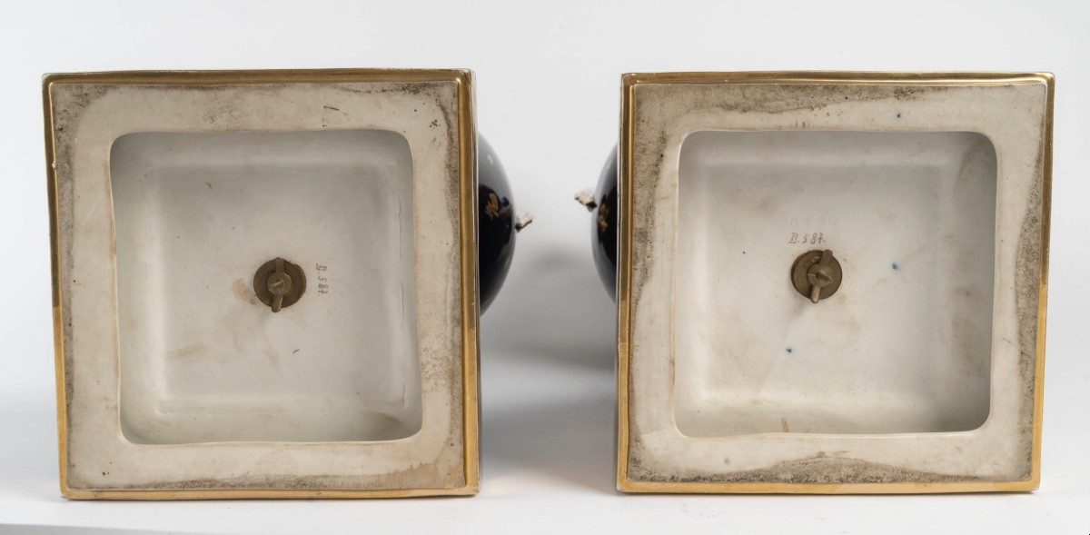 Paire de grands vases couverts en porcelaine de Royal Vienna, époque Napoléon III — 10