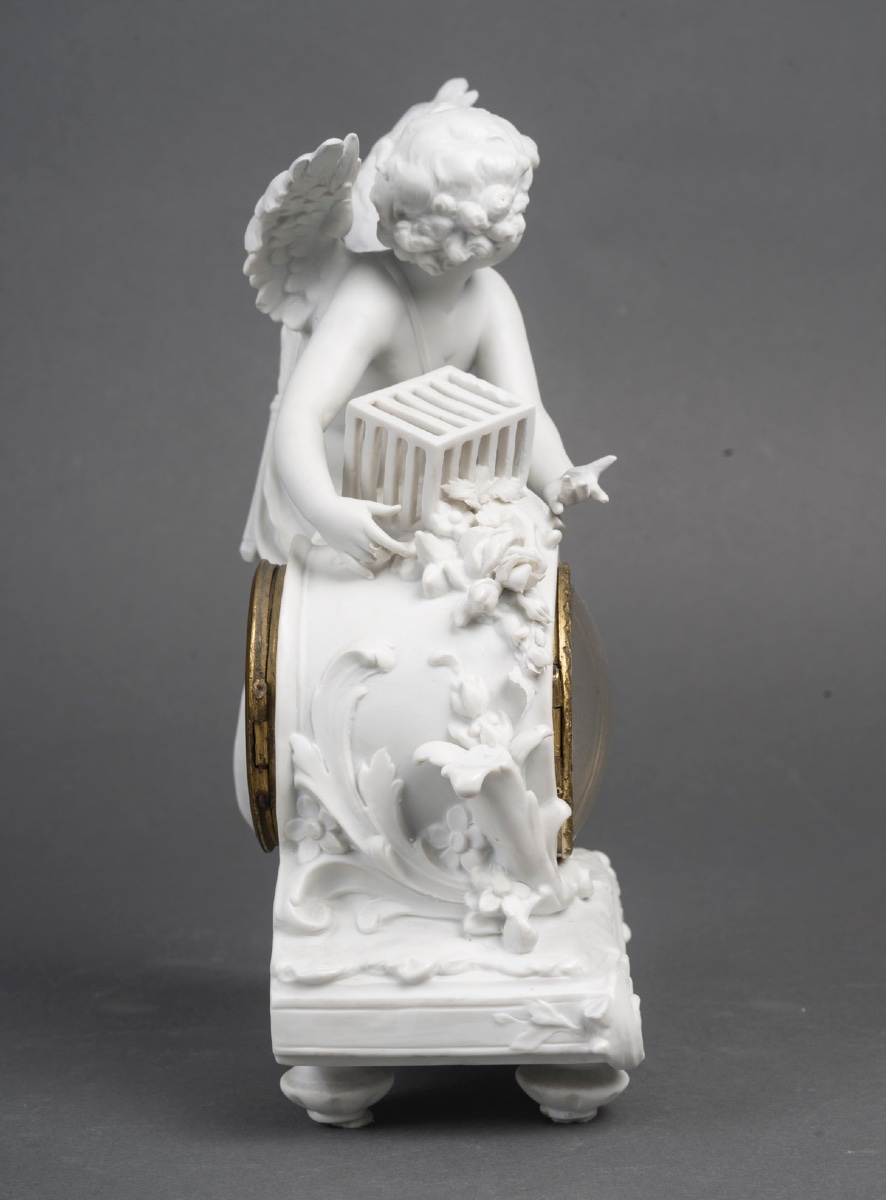 Petite pendule en biscuit de Sèvres, sujet au Cupidon – époque art nouveau — 13