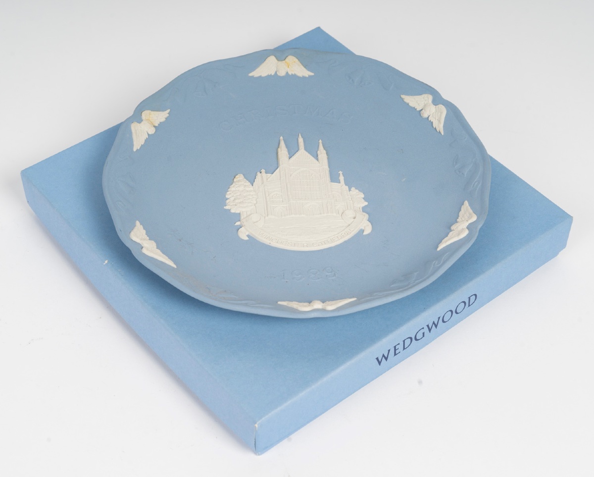 Wedgwood – Plat commémoratif de Noël 1989 en jasperware bleu — 3