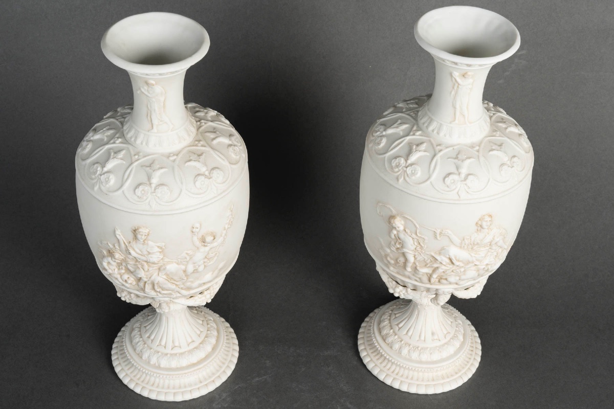 Une paire de vases en porcelaine de biscuit, fin du XIXe siècle — 3