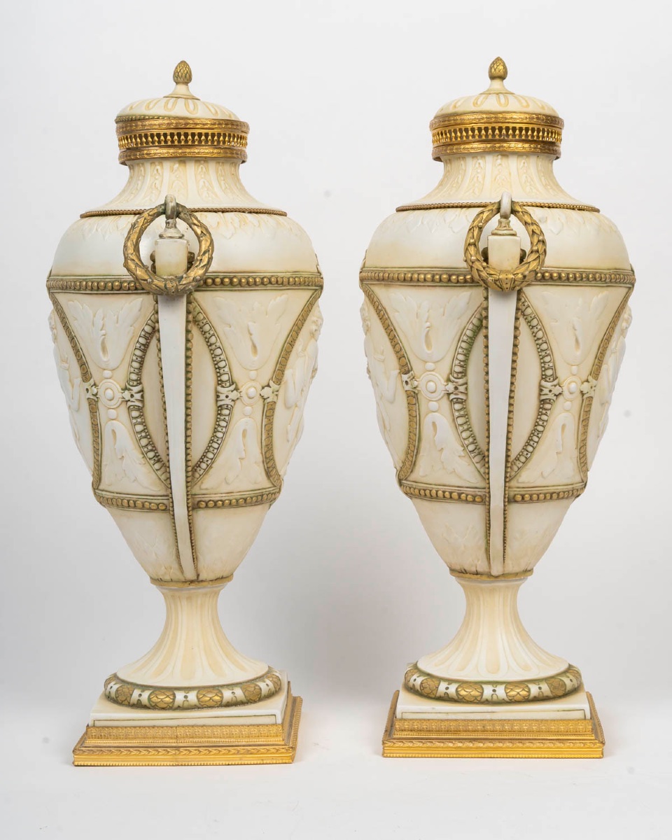 Paire de vases en porcelaine biscuit – Manufacture Müller – style Louis XVI, fin du XIXe siècle — 2