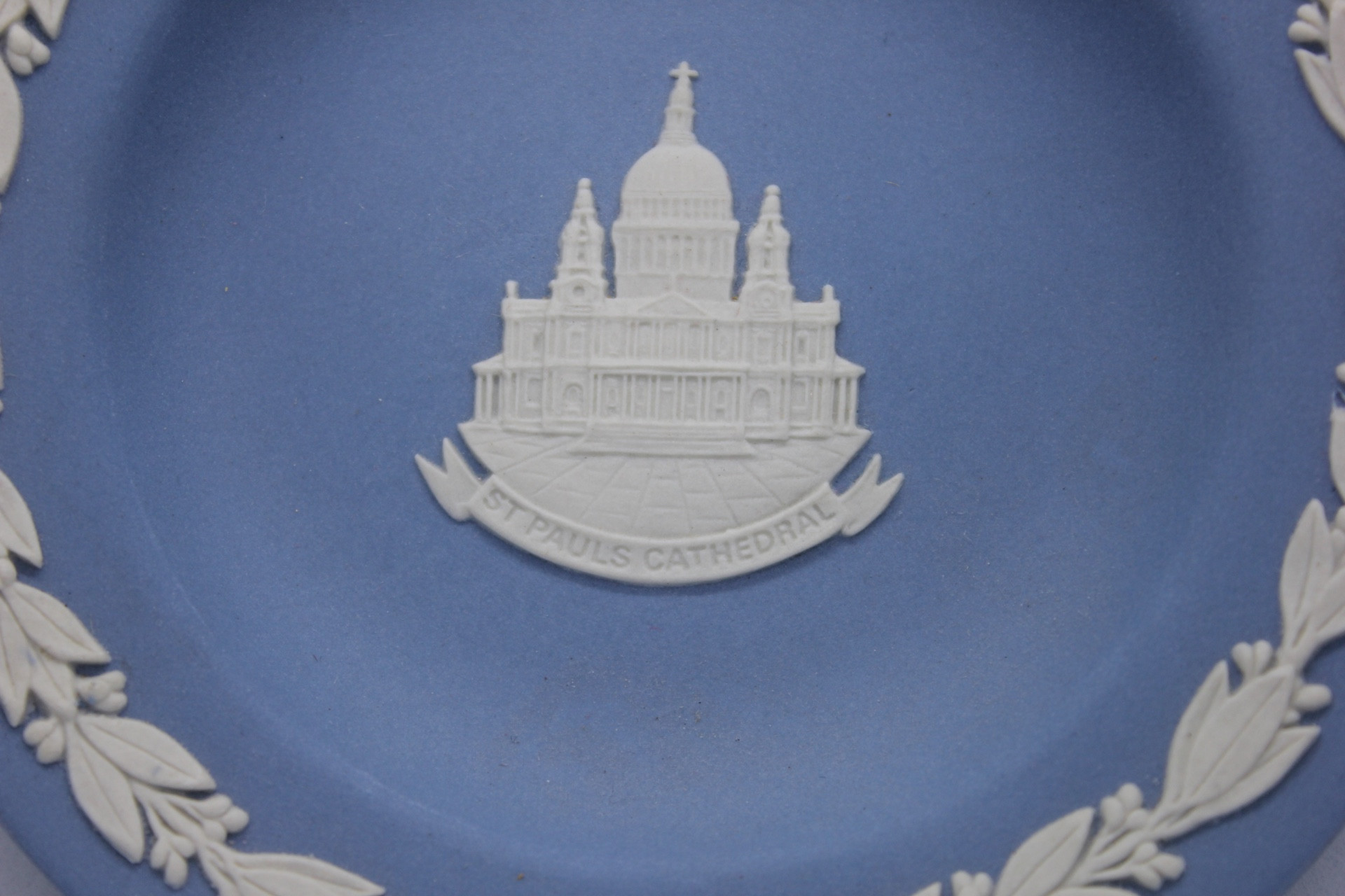 Coupe Commémorative Wedgwood Jasperware – ST PAUL CATHEDRAL – Made in England — 10
