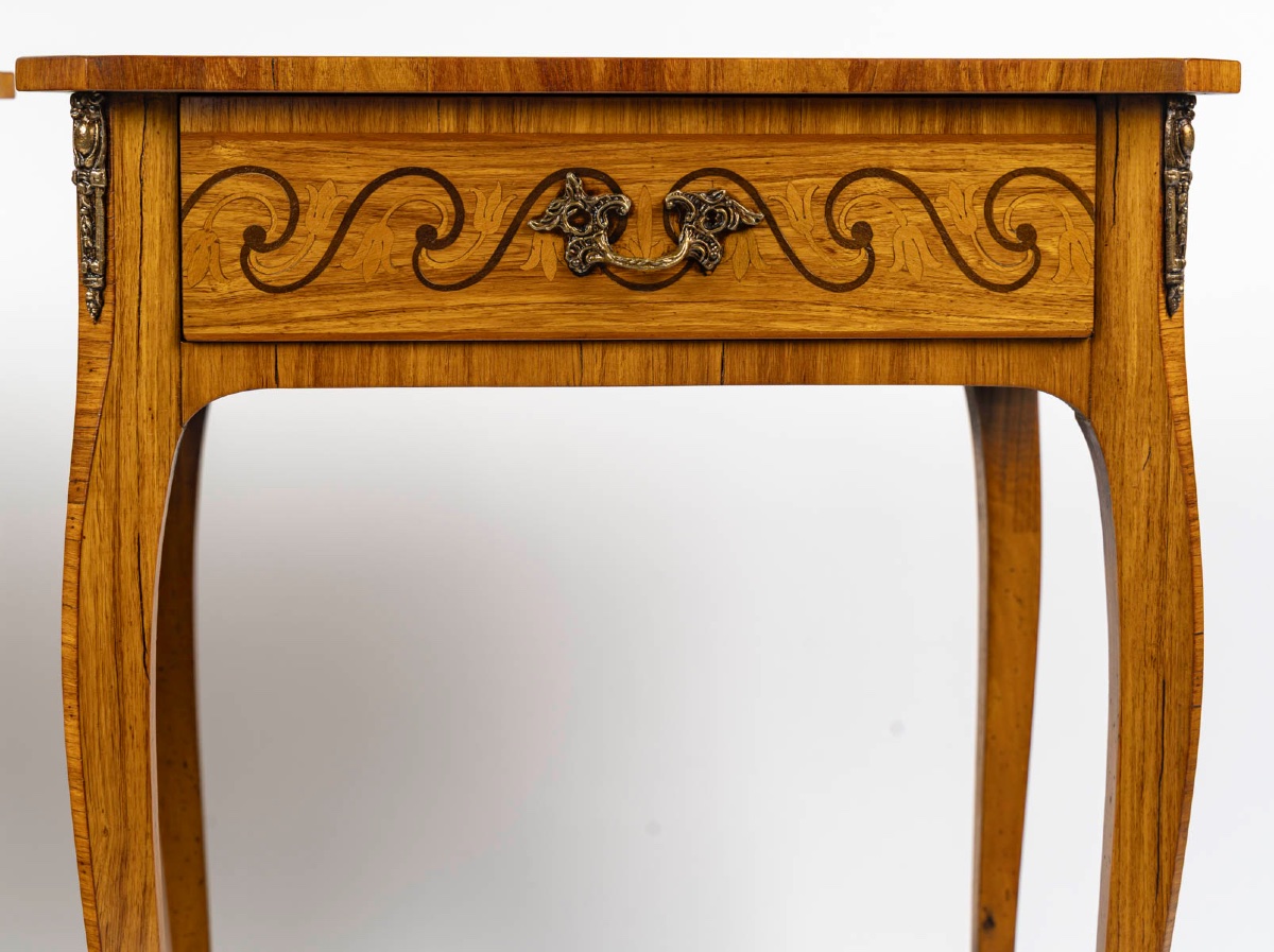 Une paire de tables de salon en marqueterie, circa 1900 — 11