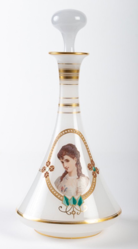 Service de nuit en opaline blanche à portraits féminins, époque Napoléon III, fin du XIXe siècle — 6