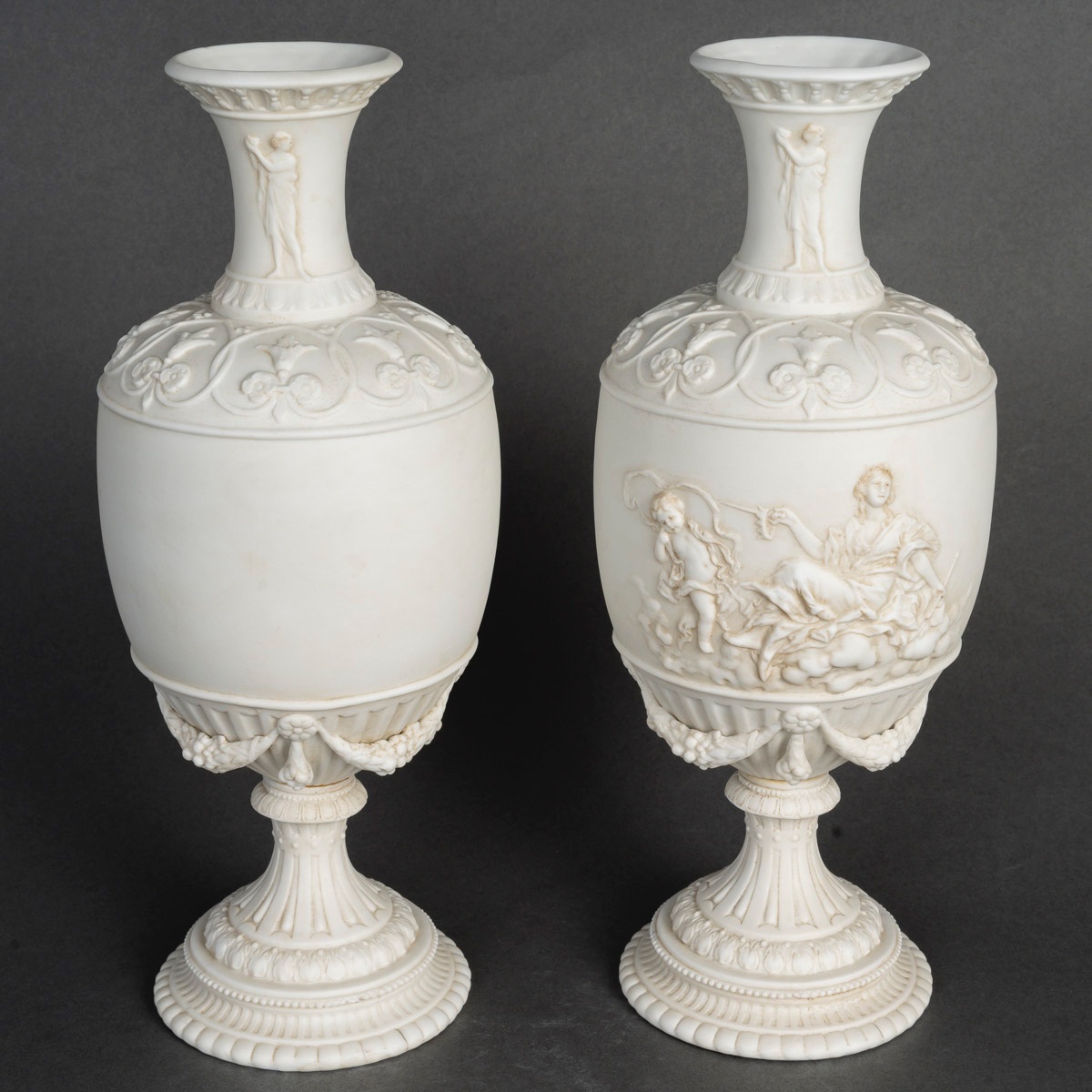 Une paire de vases en porcelaine de biscuit, fin du XIXe siècle — 7