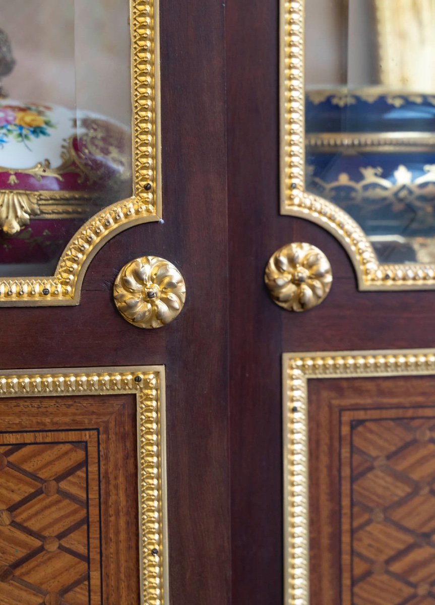Une vitrine de style Louis XVI, fin du XIXe siècle — 5