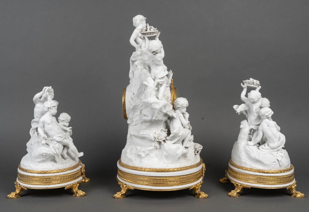 Garniture en biscuit de Sèvres et bronze doré, de style Louis XVI, XIXe siècle — 2