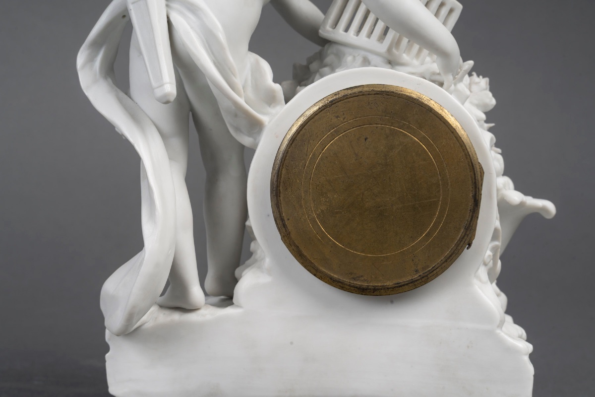 Petite pendule en biscuit de Sèvres, sujet au Cupidon – époque art nouveau — 11