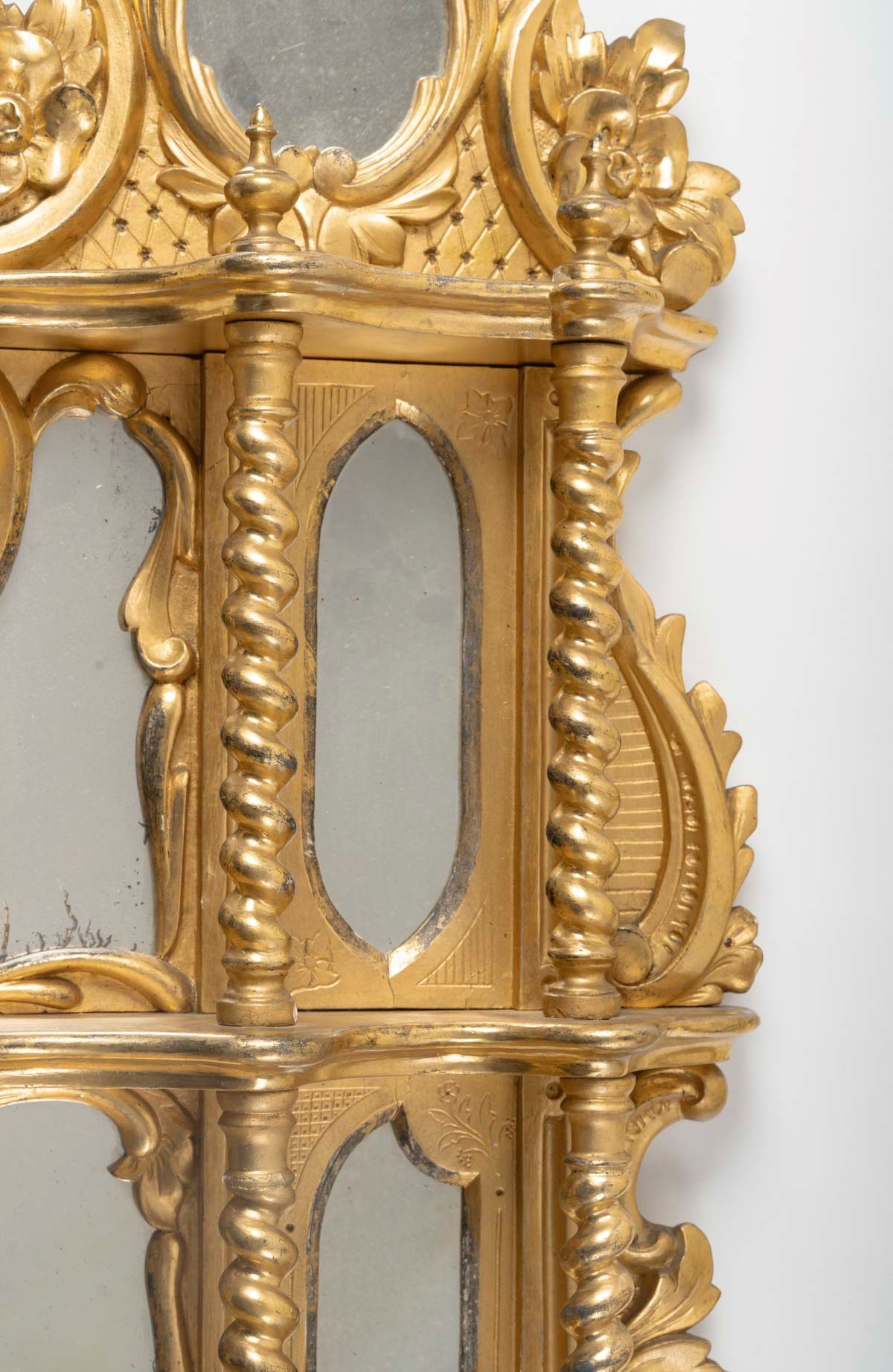 Paire d’étagères murales en bois sculpté et doré, style Napoléon III, fin du XIXe siècle — 19