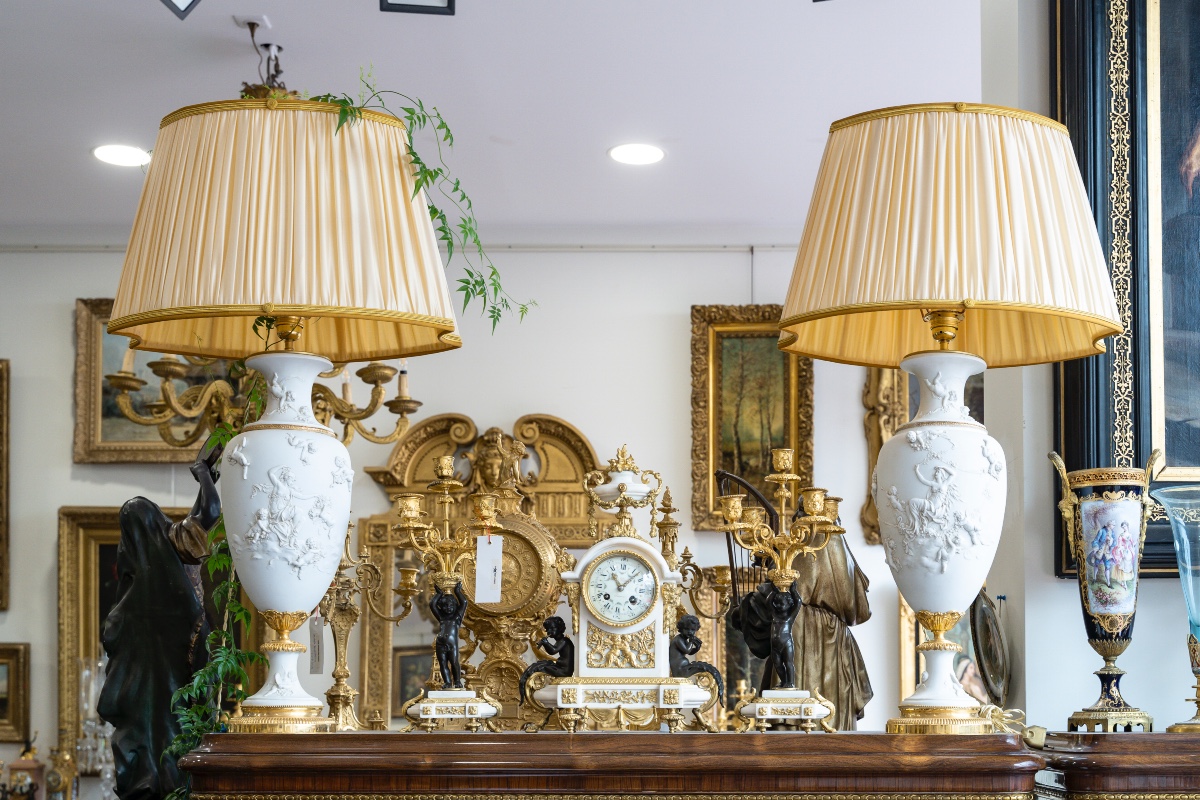 Une paire de lampes en biscuit de Sèvres, fin du XIXe siècle — 2
