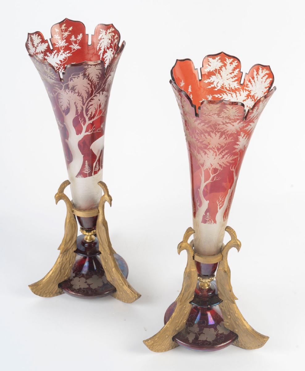 Une paire de vases en cristal de Bohême rouge, fin du XIXe siècle — 4
