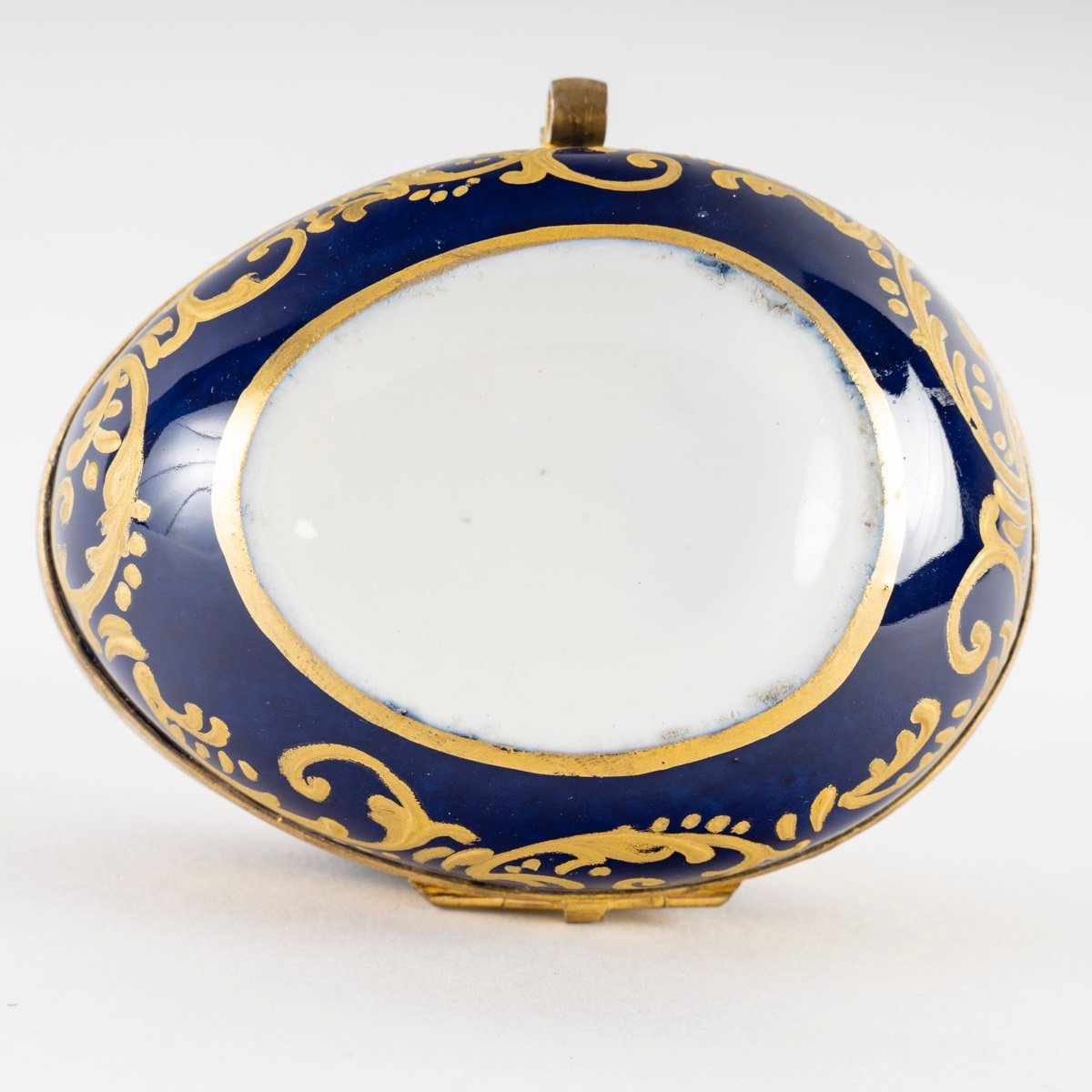 Un petit coffret à bijoux l'Oeuf en porcelaine, fin du XIXe siècle — 10