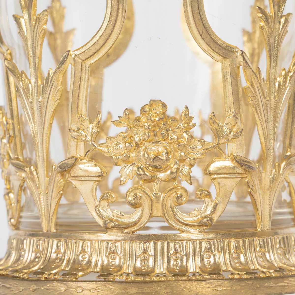 Une paire de vases en cristal gravé et bronze doré, époque XIXe siècle — 13